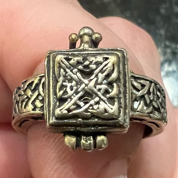 Rare Borgia ring with top locket or secret compartment size 6.5 - Picture 5 of 8